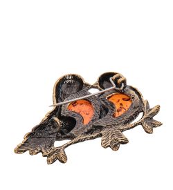 AM-2086 Брошь «Влюбленные голуби» (латунь, янтарь)