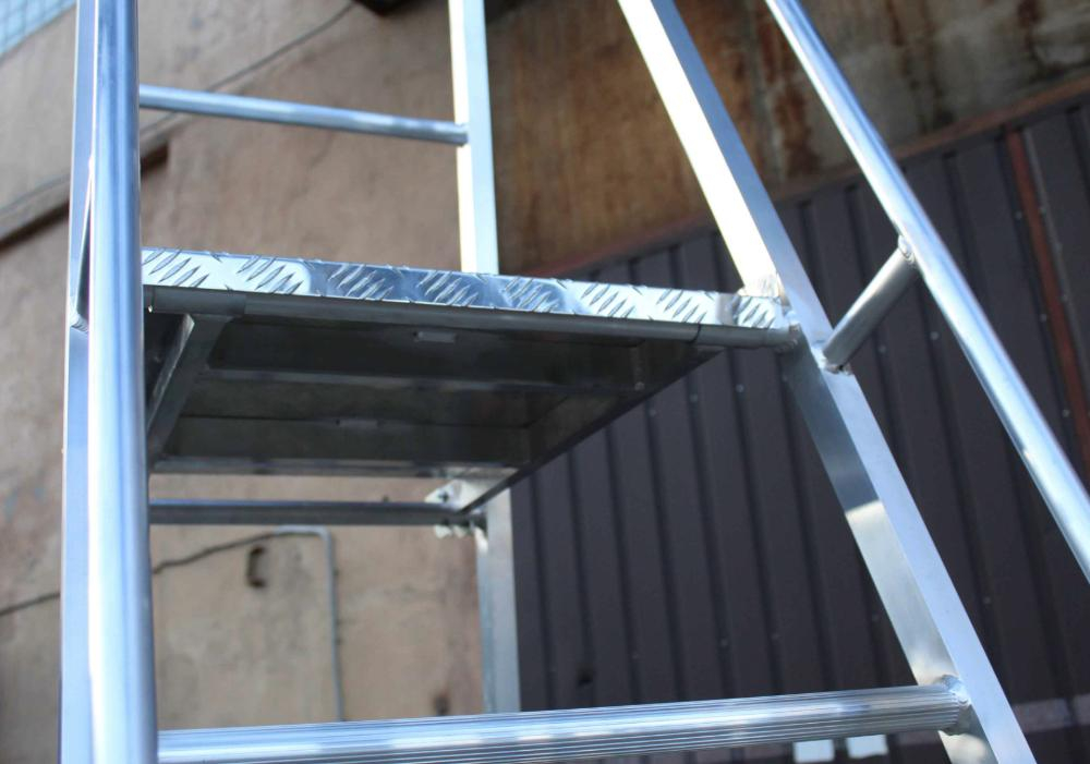 Лестница-платформа фиксированной высоты алюминиевая MEGAL ЛПФВА Н=1.0-4 с траверсой