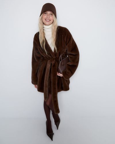 Шуба из искусственного меха норки коричневый