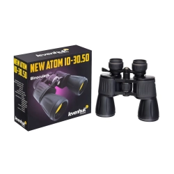 Бинокль Levenhuk New Atom 10–30x50 рядом с упаковочной коробкой