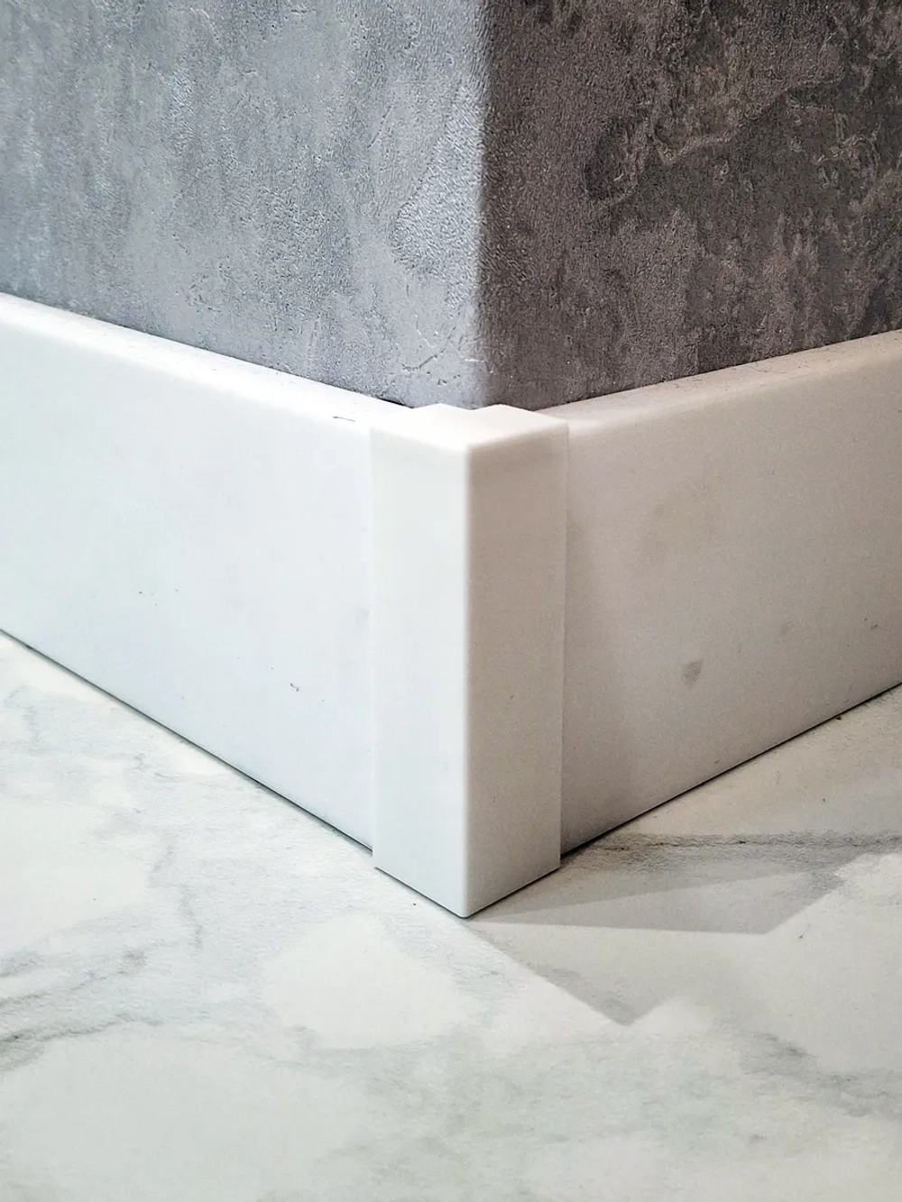 Угол наружный для плинтуса 80*13 мм - 2 шт.