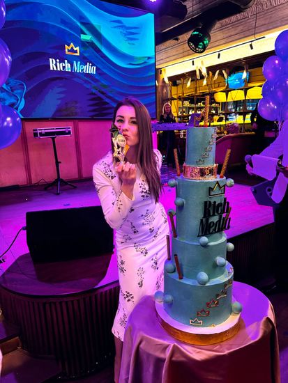 Шоу-торт цвета тиффани на корпоратив RICH MEDIA
