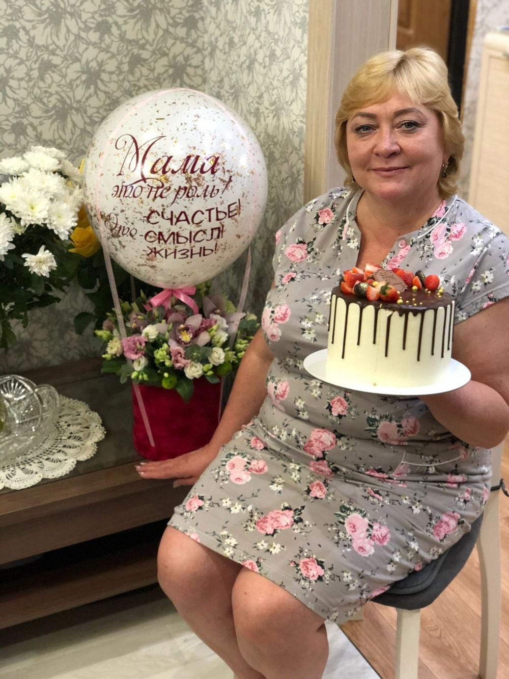 Шляпная коробка с живыми цветами и шаром для мамы №1844