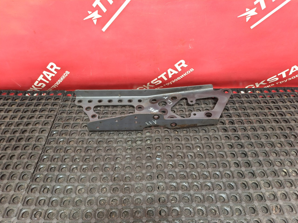 Кронштейн усилителя бампера левый