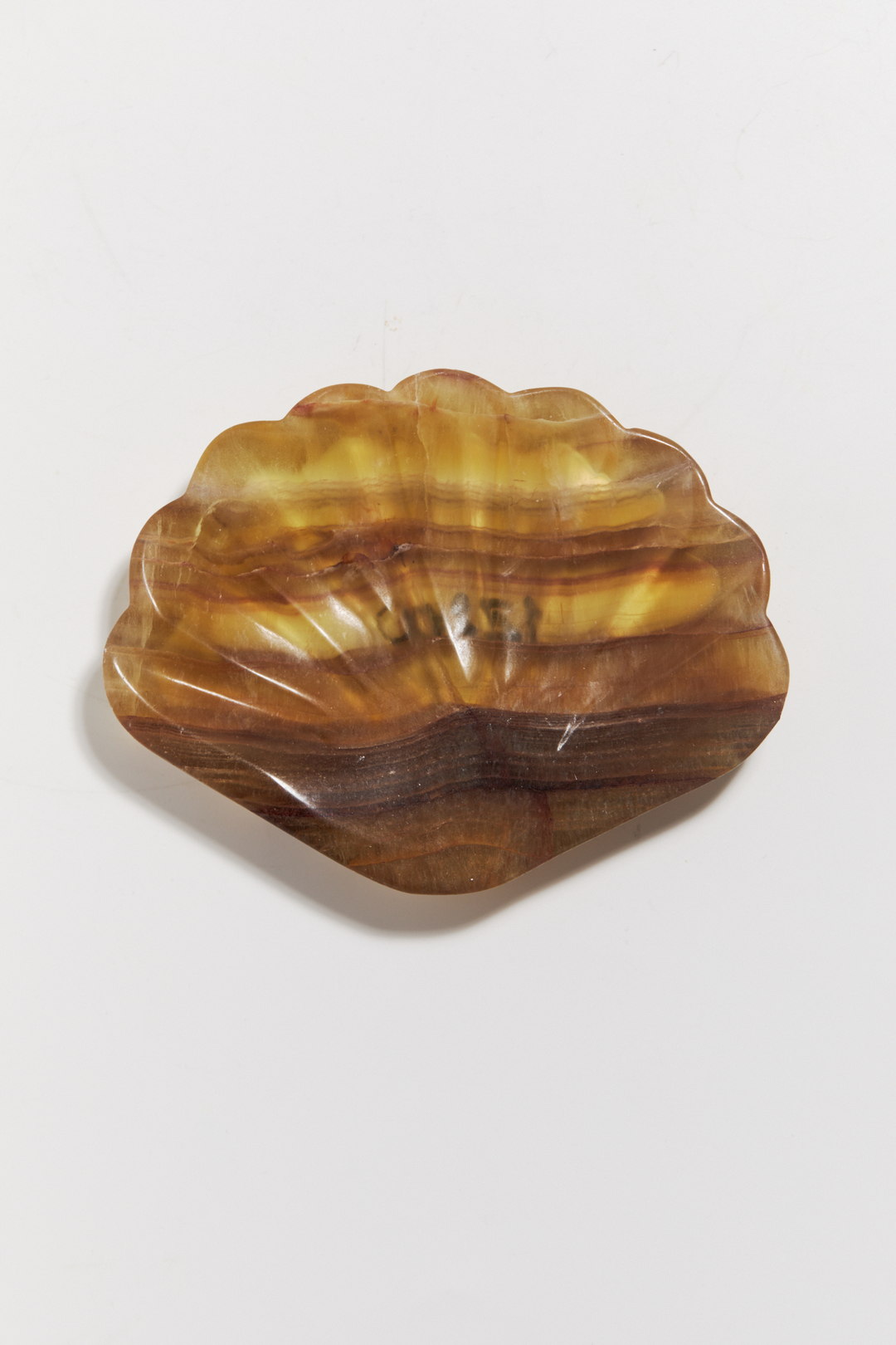 Ракушка из медового флюорита