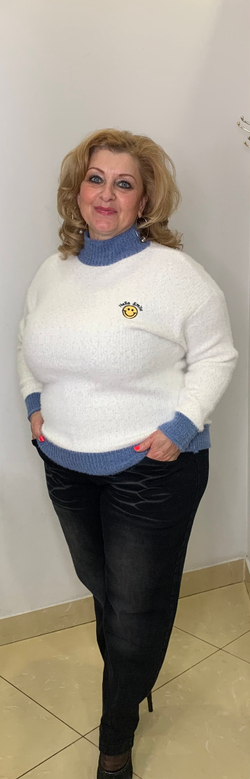 Белый  джемпер с ворсинками