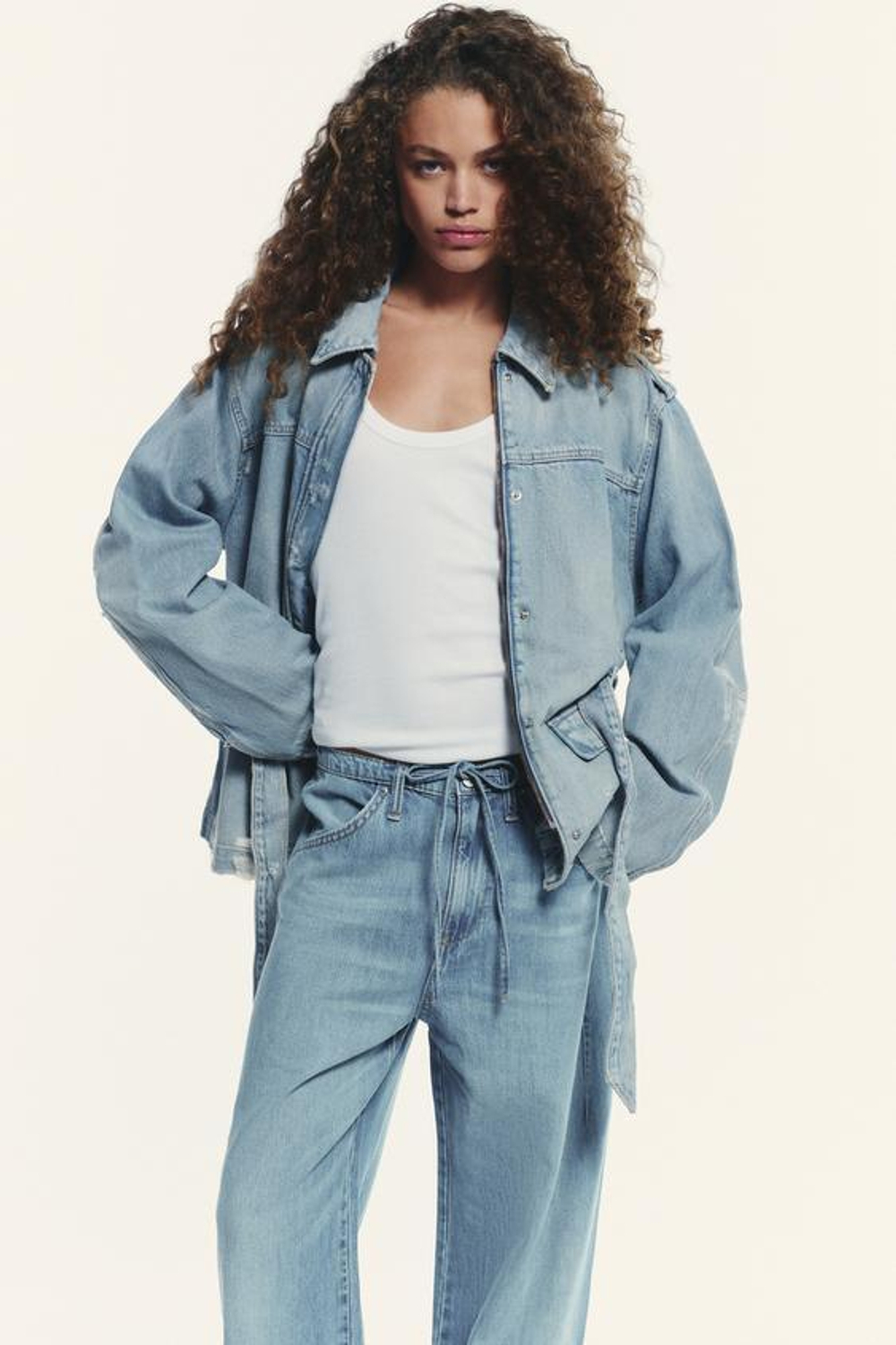 ZARA СТРУЯЩИЕСЯ ДЖИНСЫ TRF НА ШНУРКЕ, СИНИЙ