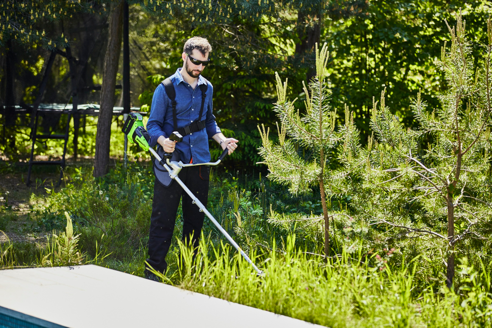 Триммер аккумуляторный Greenworks Арт. 2105707UG,  40 см, бесщеточный, с 1хАКБ 5Ач и ЗУ