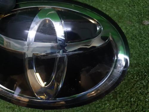 Эмблема решетки радиатора Toyota Land Cruiser Prado 150 (2017-2020)