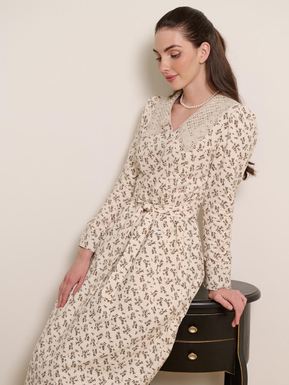 Платье с кружевным воротником