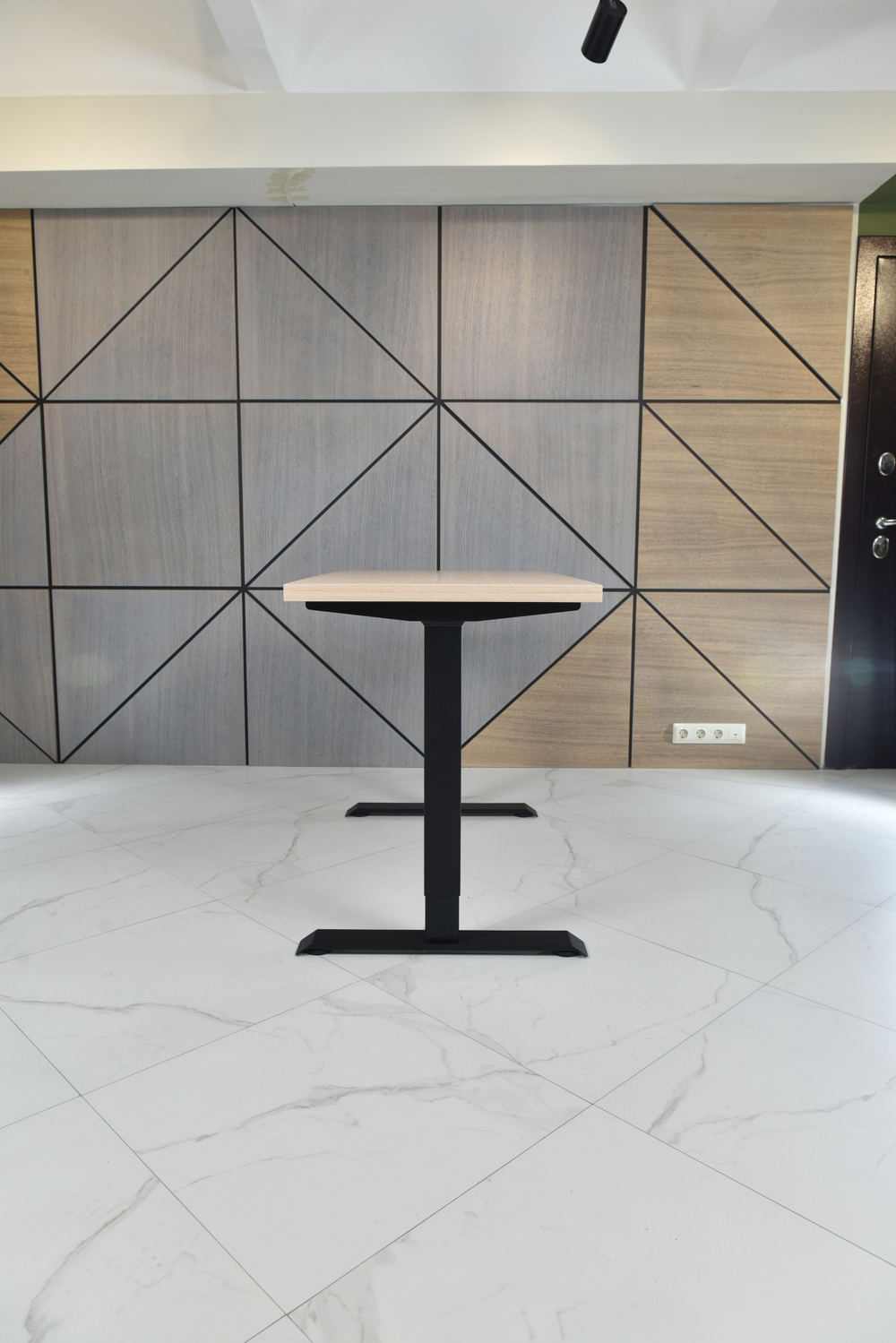 Регулируемый компьютерный стол Bazalt с регулировкой по высоте — столешница МДФ Дуб беленый