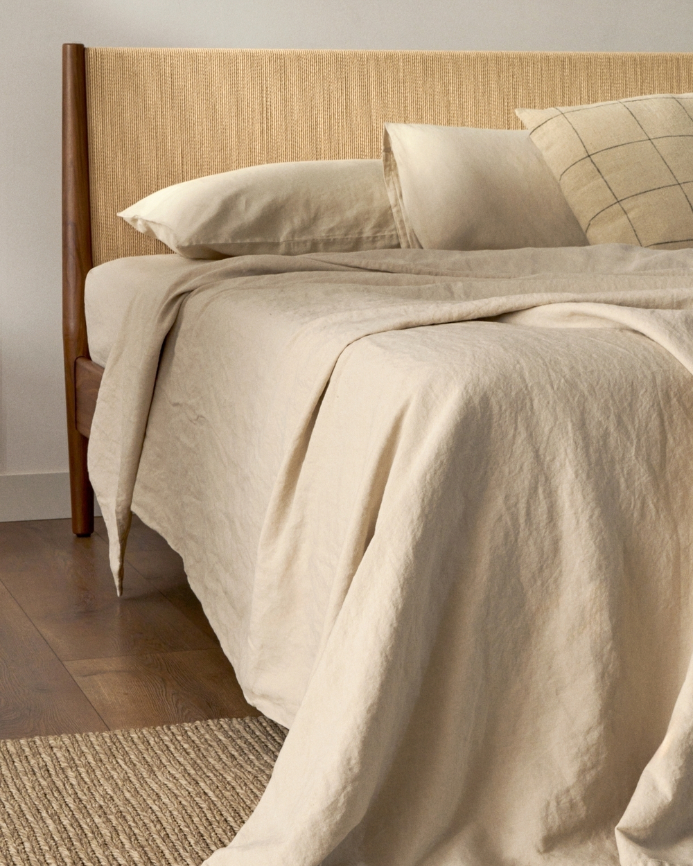 Кровать Elan из шпона и массива ореха со шнуром 180 x 200