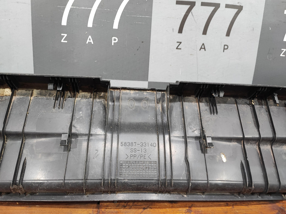 Кожух замка багажника Toyota Camry (XV70) 17-22 Б/У Оригинал 5838733140