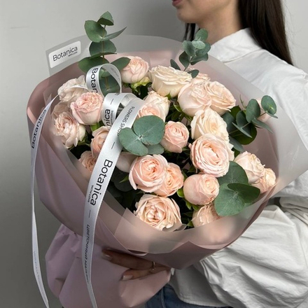 Нежный букет с кустовыми розами "Бомбастик" и эвкалиптом. Букет 1232