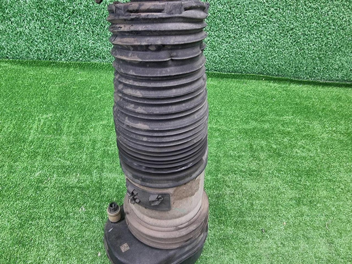 Стойка пневматическая правая BMW X5 G05 (18-23)