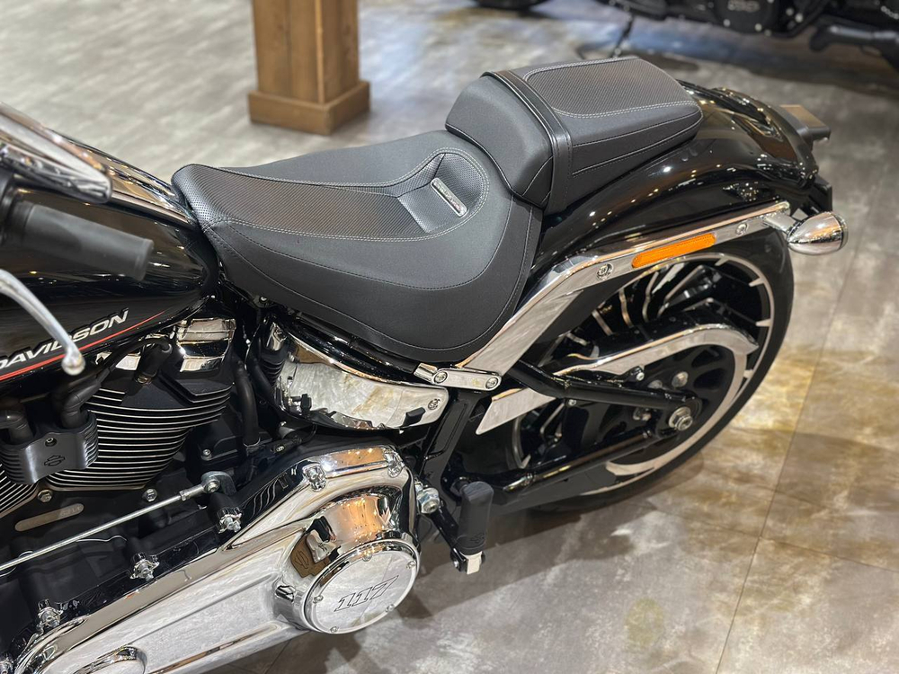 Harley-Davidson BREAKOUT 117 Vivid Black 2023мг