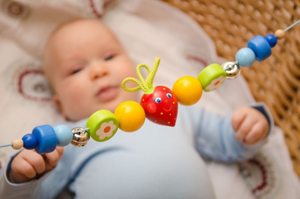 Растяжка на кроватку или коляску Клубничка, Вальда