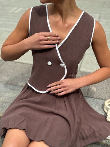 Шоколадный костюм из жилета и юбки