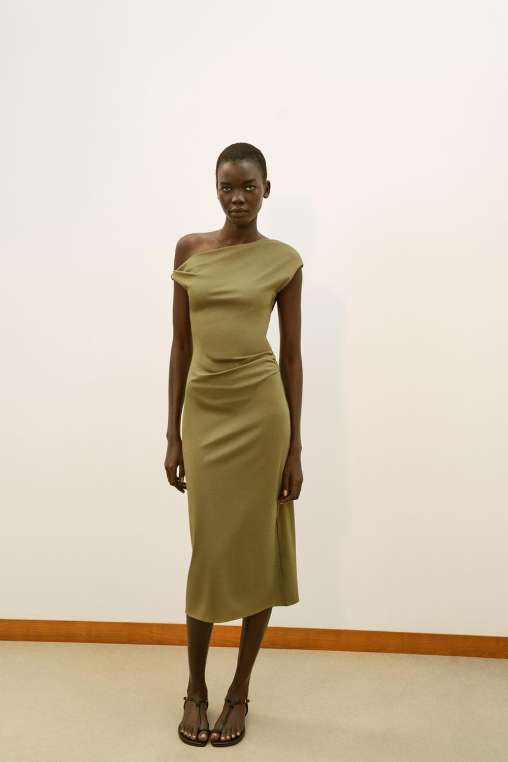 ZARA ПЛАТЬЕ МИДИ АСИММЕТРИЧНОГО КРОЯ, ОЛИВКОВЫЙ