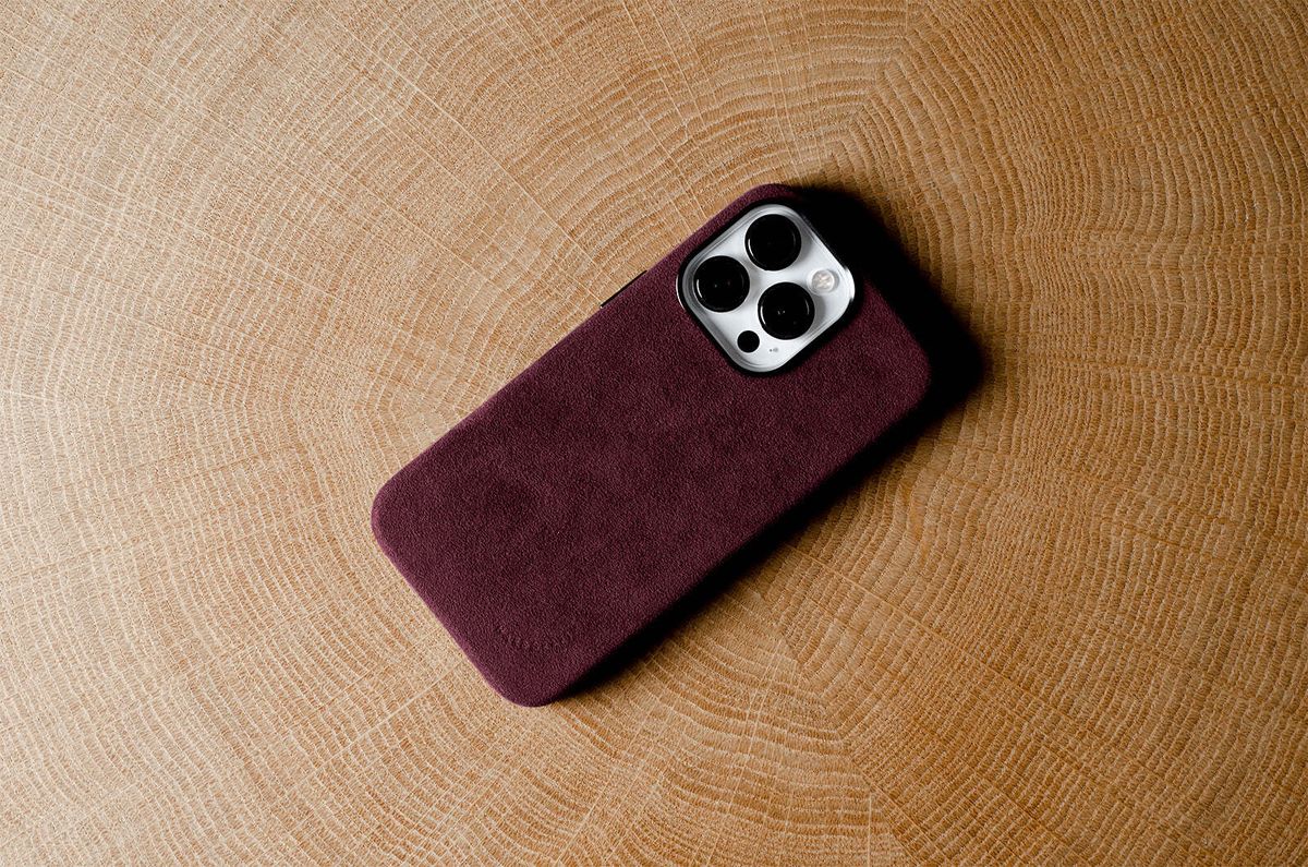 Hard Graft Fuzzy Chianti Red — чехол из алькантары для iPhone