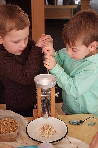 Дети, домашние хлопья и краш-тест зернодавилки Eschenfelder