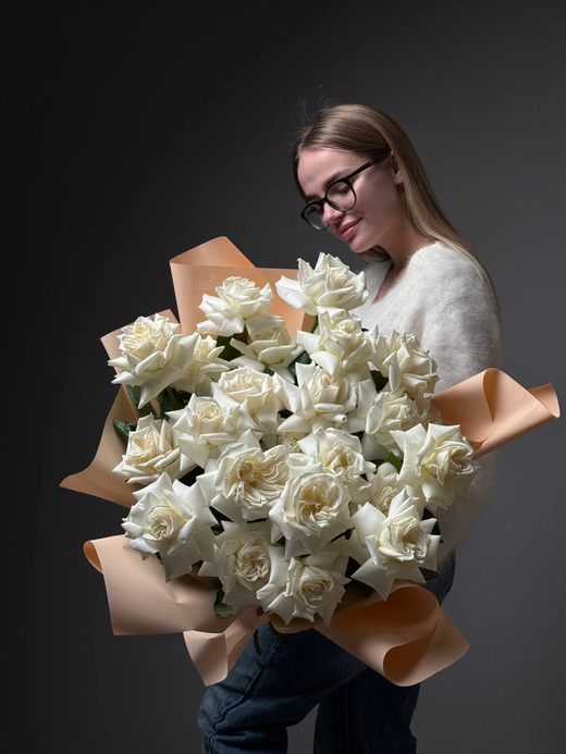 Букет из 35 белых французских роз в упаковке