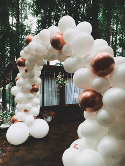 Свадебное оформление шарами. Арка из шаров. Разнокалиберная гирлянда. Оформление зала надутыми шарами