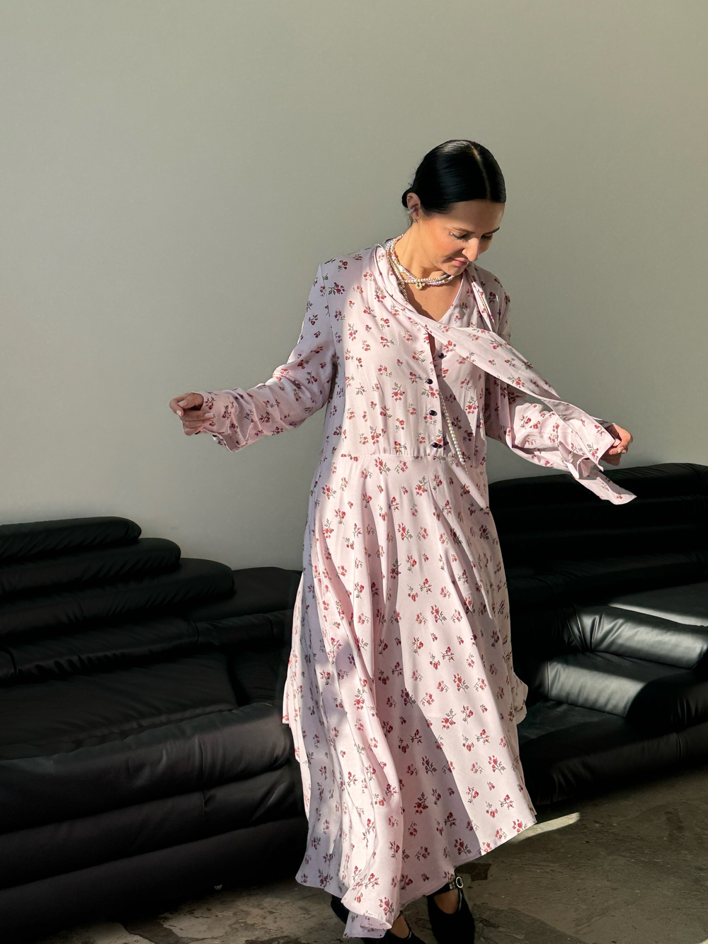 Платье с асимметричной юбкой в красный цветок