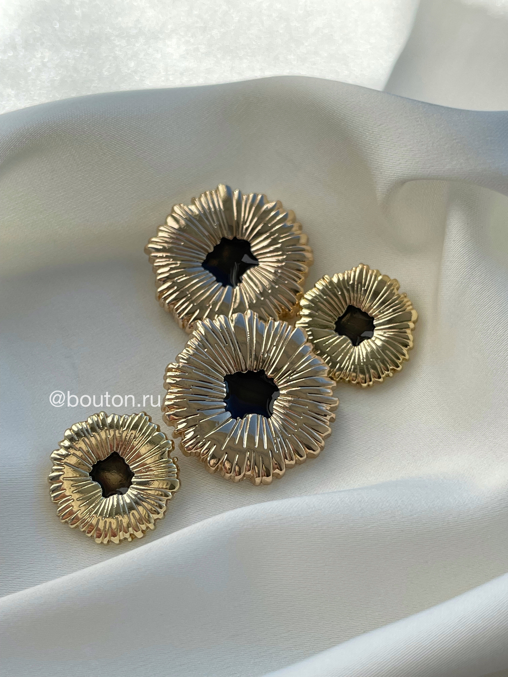 Пуговицы в форме цветка золотые с коричневой серединой