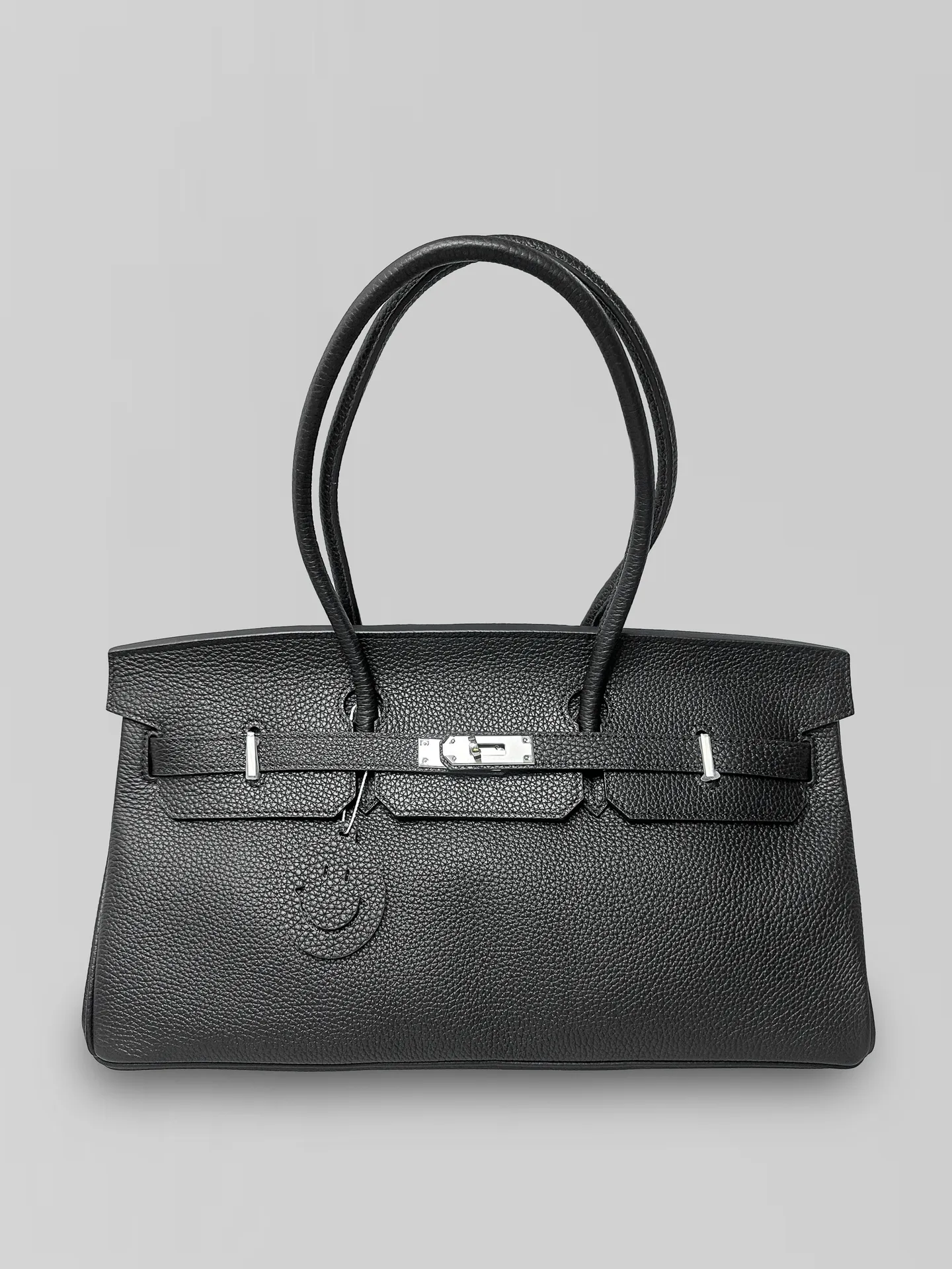 Сумка однотонная прямоугольной формы с короткими ручками и замком