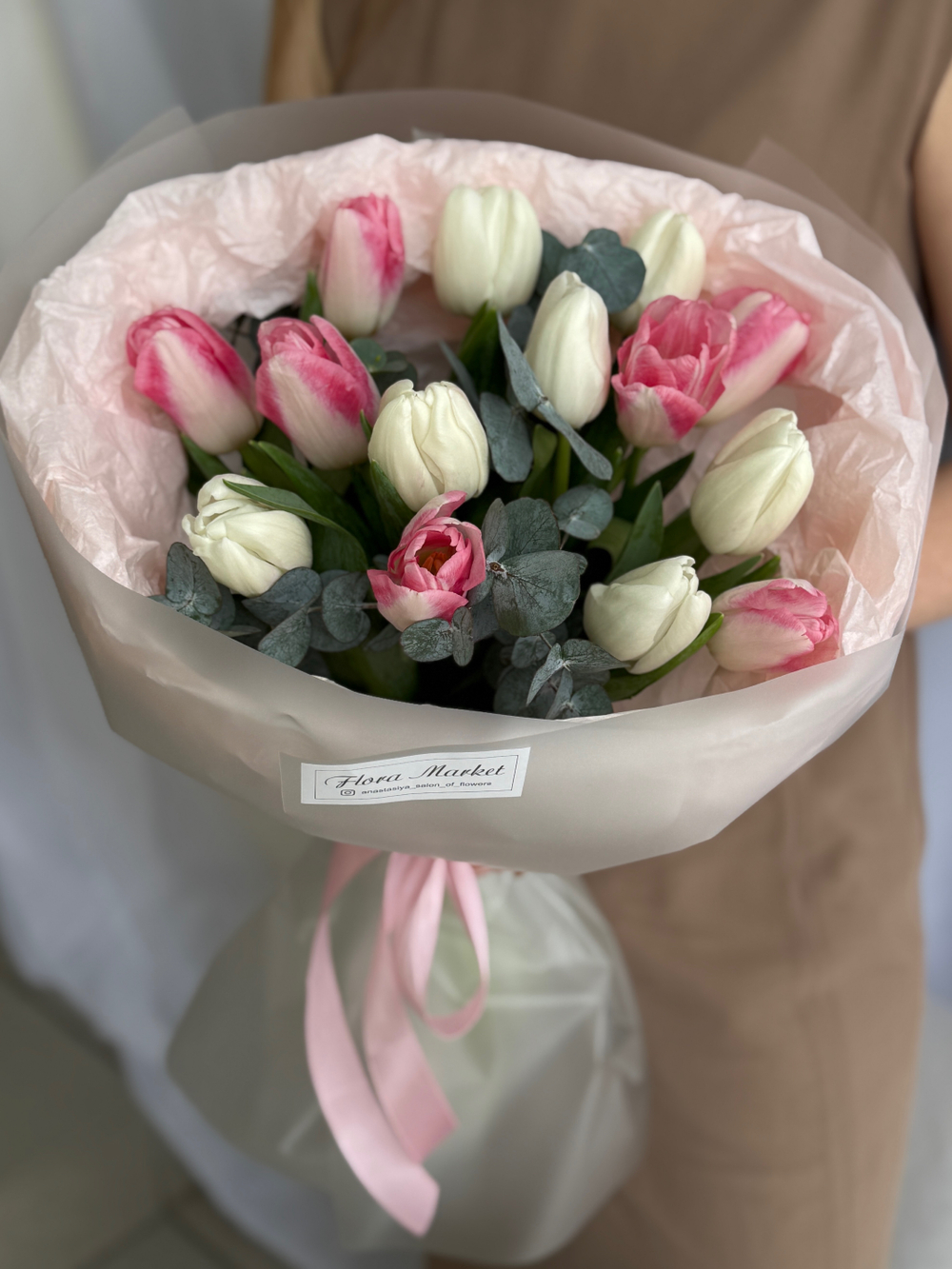 Весеннее сочетание белых, розовых тюльпанов и эвкалипта в объемном оформлении от Флора Маркет
