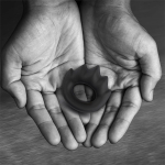 Черное эрекционное кольцо с массажными гребнями Rooster Xander (Цвет: черный)