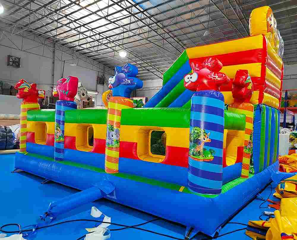 Коммерческий надувной батут «Звериный мир» с горкой и аркой, 6*5*4.2 м.