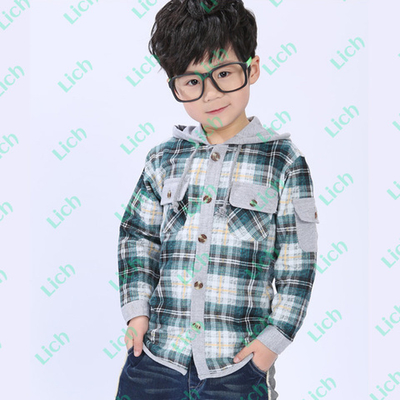 Рубашка в клетку с контрастными вставками и капюшоном