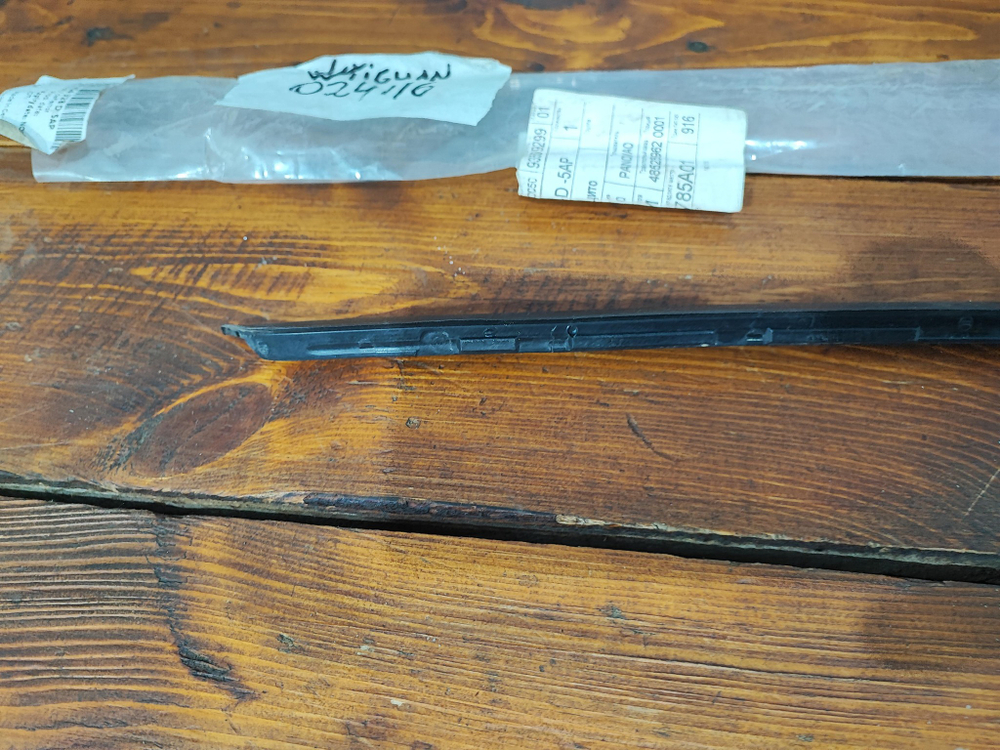 Молдинг лобового стекла правый Volkswagen Tiguan 2 16-нв Новое Оригинал 5NA854328D