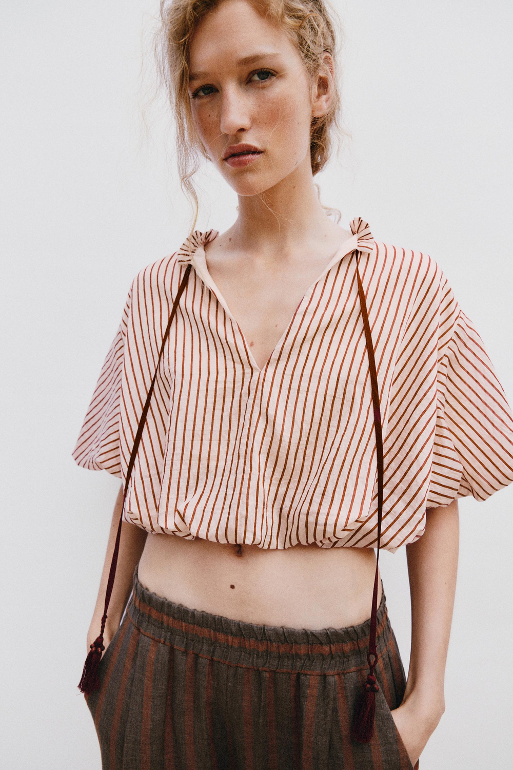 ZARA ТОП-БАЛЛОН В ПОЛОСКУ С ЗАВЯЗКАМИ, ЭКРЮ/ГРАНАТОВЫЙ