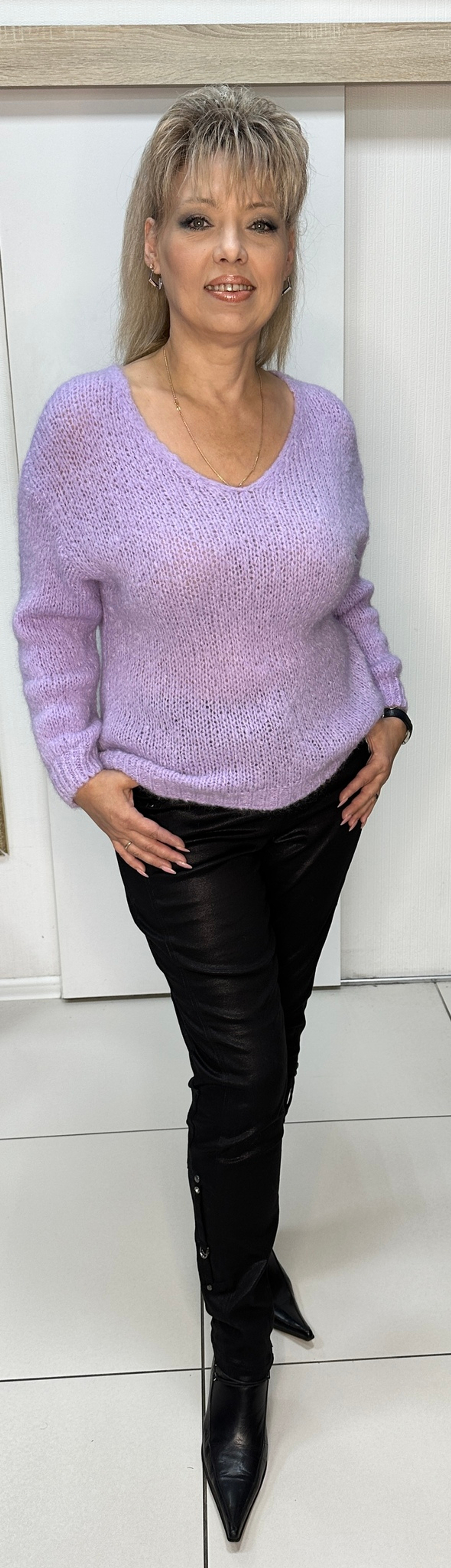 Красивый мохеровый джемпер с V-образным вырезом