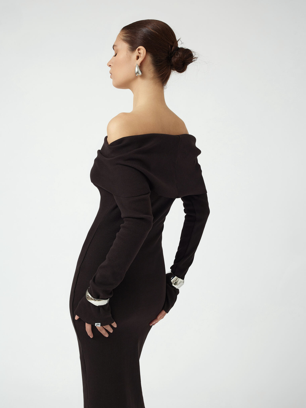 Платье с открытыми плечами из кашкорсе