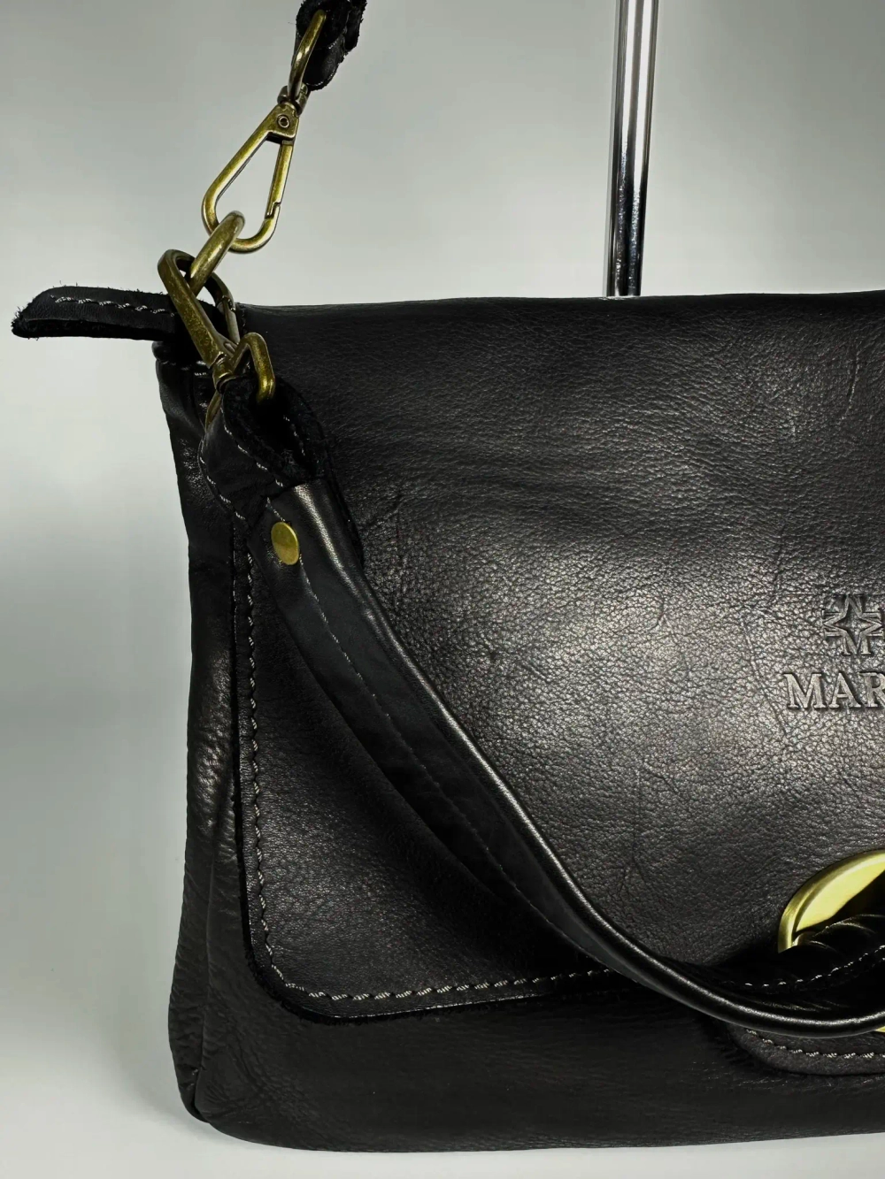 Женская наплечная сумка из натуральной винтажной кожи черного цвета