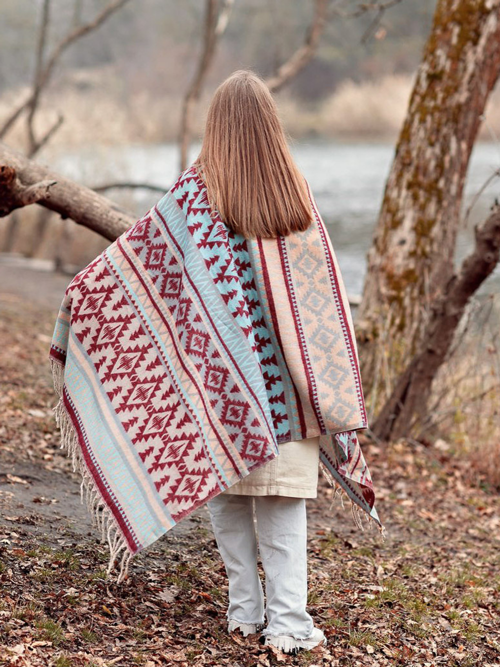 Теплый палантин с орнаментом