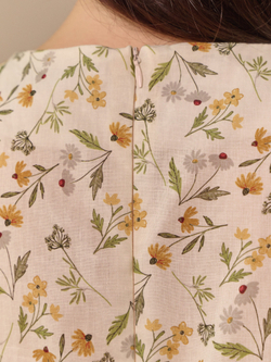 Платье с широкими манжетами