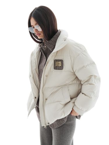 Бежевый пуховик с комбинированной рубашкой