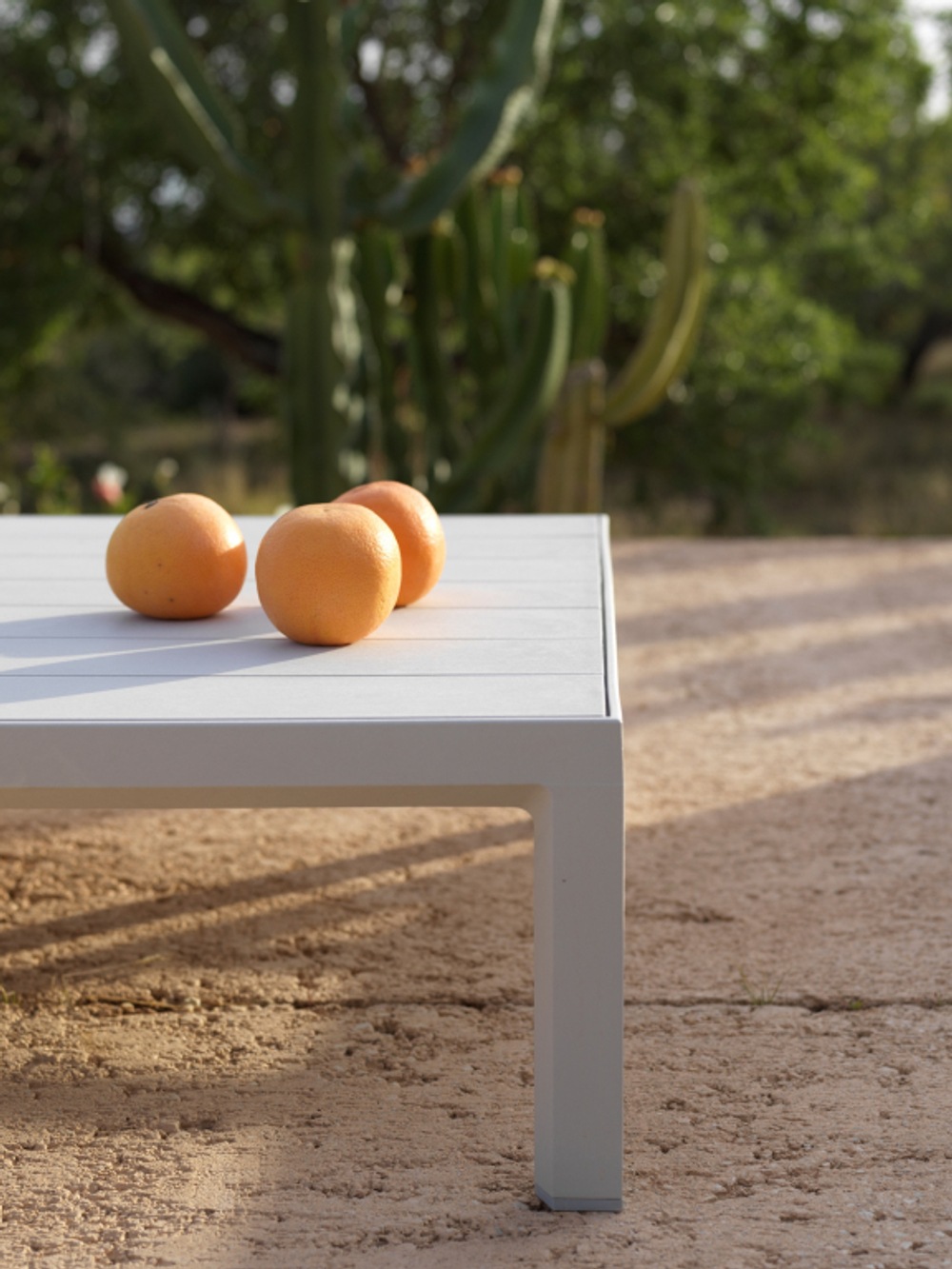 Столик пластиковый кофейный Nardi Maximo, гипс