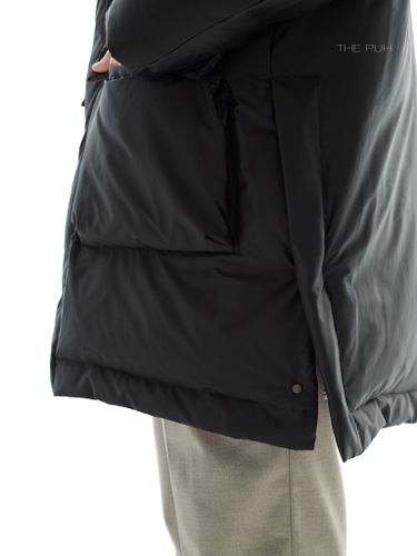 Удлиненный черный пуховик с карманами