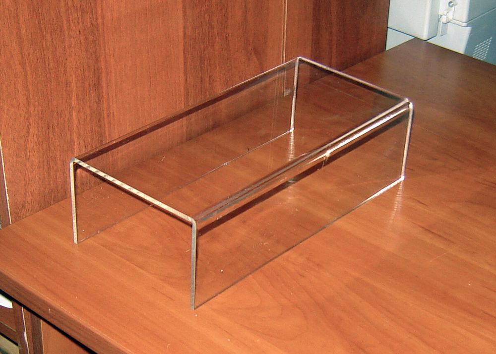 Подставка для портфеля или сумки в витрину акриловая