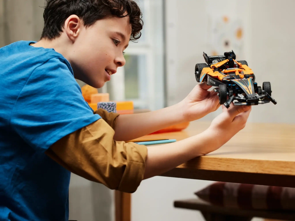 Конструктор LEGO Technic 42169 Гоночная машина NEOM McLaren Formula E