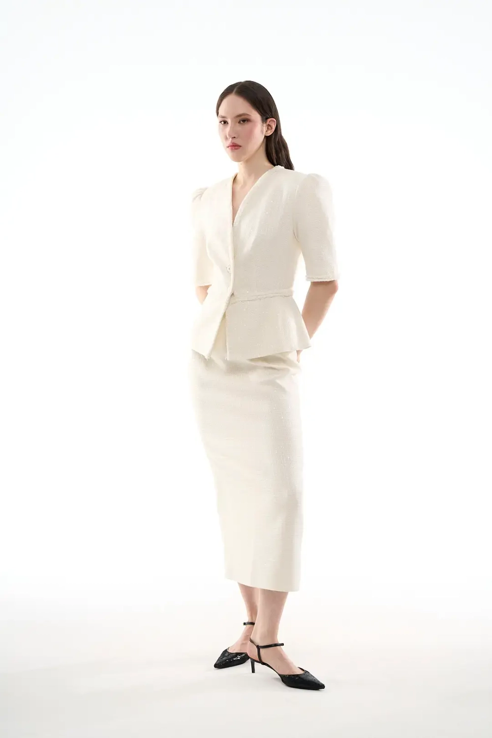 Белый жакет с объемными плечами и баской