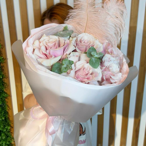 Букет с перьями "Ля франц", французские розы с эвкалиптом и перьями