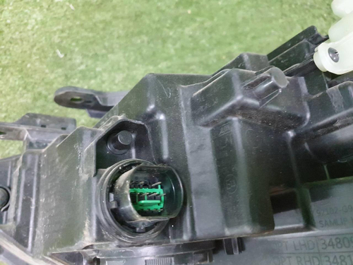 Битая Фара правая Genesis G70 (2017-2021) LED