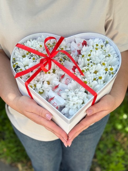 Нежный танацетум, кустовая хризантема и конфеты “Raffaello” в трепетной композиции «Сердце» от Флора Маркет